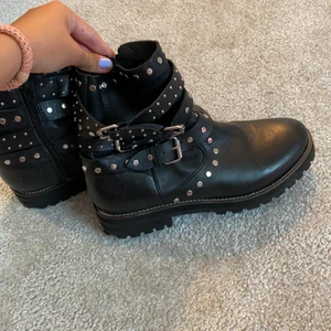 Skor - Ett par svarta snygga skor❤️