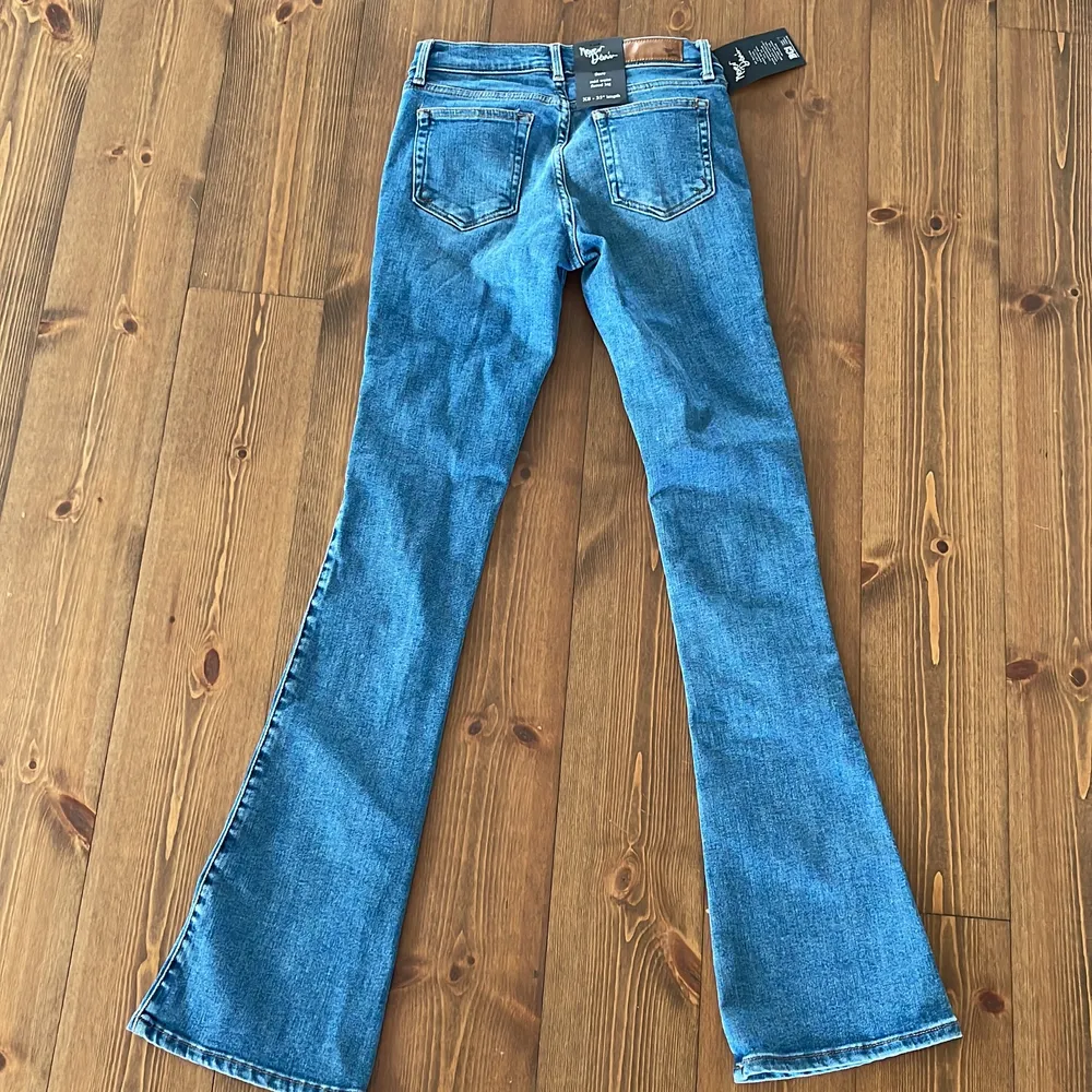 Säljer nu mina skitsnygga midrised bootcut jeans som är köpta på Bikbok. Tyvärr är dessa för långa för mig som är 163 cm lång. Aldrig använda och lappen sitter kvar. Jeans & Byxor.