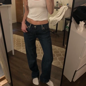 Mörkblå jeans med strass detaljer - Helt oanvända och så balla!! Men tyvärr för stora och långa 