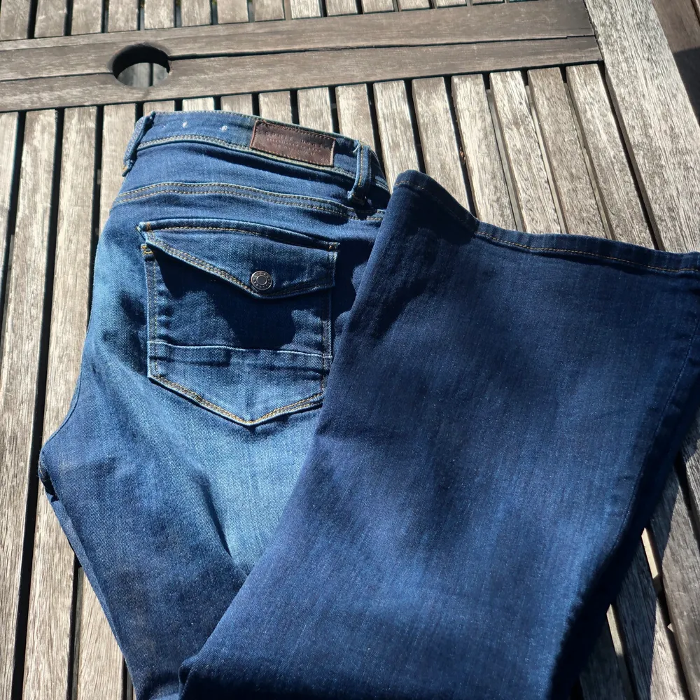Ett par sjukt snygga jeans.💕💕 dem är utsvängda och har jätte snygga fickor. Skriv om ni är intresserade❤️ Lägg bud eller köp direkt för 300 kr. Jeans & Byxor.