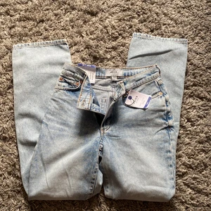 Blåa Jeans  - Säljer dessa ljusblåa jeans ifrån New Look. Säljer de eftersom att de inte passar riktigt i midjan, men eftersom jag köpte de i England så kan jag inte lämna tillbaka de. Köpte de för 25 pund vilket motsvarar ungefär 300 kr, men jag säljer de för 200 kr💓💓