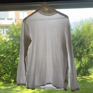 Polo - Säljer min vita polo från Weekday! Passar bra att ha på sig under t-shirt eller bara som den är! Passar mellan S-L