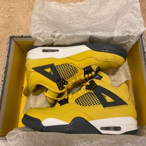 Jordan 4 Lightning  - Jordan 4 Lightning i nästa nyskick  Köpt detta år från sns Storlek 41  Nästan i nyskick och har inga skador eller liknande Kommer med original box och allt annat  Ny pris ligger rund 3500-4000kr Jag säljer de för 3000kr  Pris kan diskuteras 