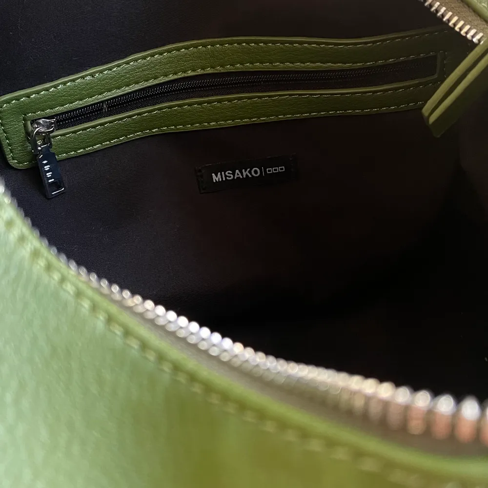 Perfekt väska i sjukt fin grön färg! . Väskor.