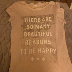 Rosa T-shirt med text - Rosa T-shirt med en text där det står there are so many reasons to be happy 