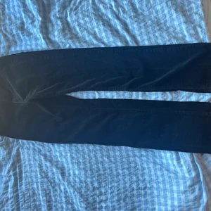 Manchester byxor - Köpte dessa 2020 på weekday!  500kr ny pris.  Högmidjad. Skulle säga att dem passar xs mer än S alltså 32 mer än 34   