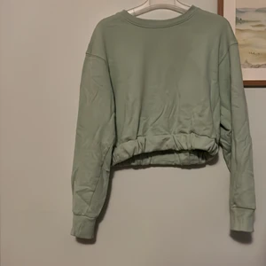 Pastel grön croppad tröja  - Pastel grön croppad tröja med resår längst ner