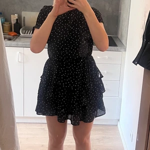 Klänning Gina tricot - Prickig med volangkjol, helt ny💓 prislapparna är kvar! Strl36