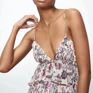 Zara topp - Gullig topp från zara med volanger och knyte i ryggen, knappt använd så väldigt fint skick💘