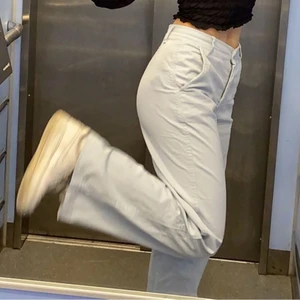 Byxor - köp inte direkt! Jätte gulligt par ljus blåa byxor ifrån zalando! Fortfarande i perfekt skick som när jag köpte dem. pris kan diskuteras💕 (köparen står för frakten)
