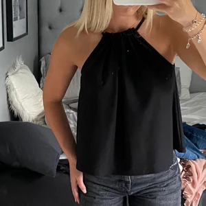Svart topp - Svart topp med justerbart snöre💞