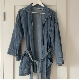 Jeans kimono  - Säljer en jeans kimono från NA-KD i storlek 36. Pris: 350 kr.