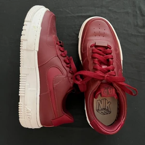 Nike skor - Vinröda Nike skor i storlek 38. Dom är så fina men har inte kommit till användning för mig tyvärr:( har använt dom kanske 2 gånger så är i väldigt bra skick, ser nästan helt nya ut. Köpte dessa för 1500 och säljer för 700. Köparen får stå för frakten. 