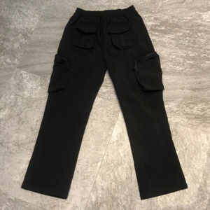 Kicks and stuff kargo byxor  - Kicks and stuff kargo byxor. Har använt dom endast en gång och byxorna är väldigt sällsynta pågrund av att dom inte säljs mer. Storlek L men passar även M och S. Jag har Small och dom sitter bra på mig. 