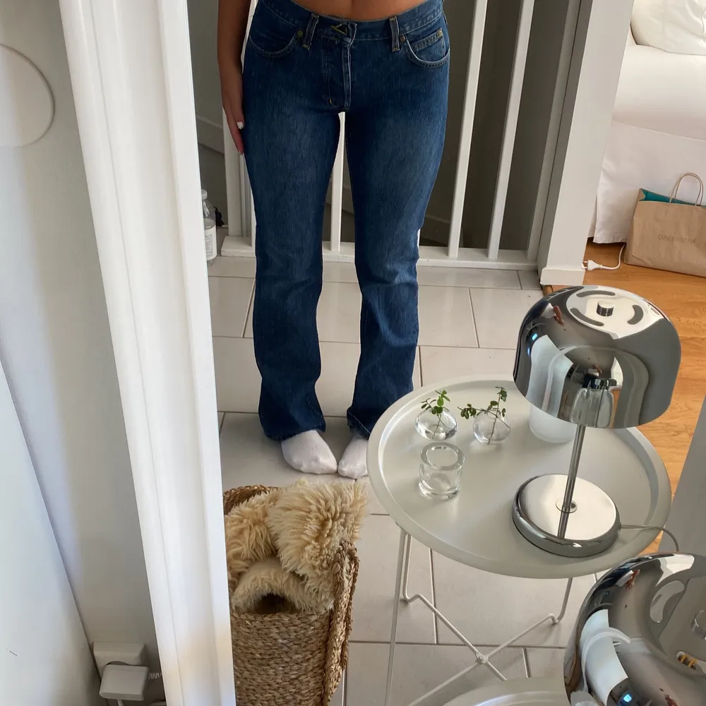 kollar intresse på mina jättefina lågmidjade lee jeans!💓säljer vid bra bud💓 W32 L34. Jeans & Byxor.