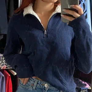 Marinblå tjocktröja - Marinblå tjocktröja med zip från hollister! Luddet är bara runt kragen och zipen. Storlek xs, säljer för 79kr + frakt 🚚! Skriv vid intresse eller frågor!