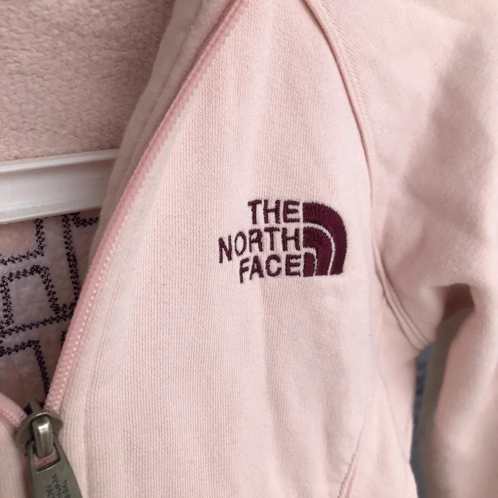 Säljer nu min The North Face hoodie då den är för liten. Hör av dig om du har någon fråga eller vill ha fler bilder🥰. Tröjor & Koftor.
