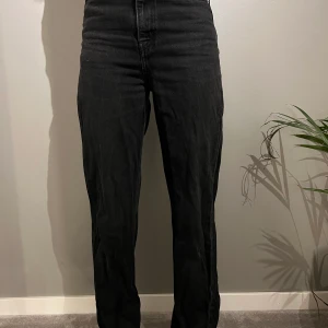 Levi’s jeans - Levi’s jeans high loose black, nypris 1200kr, endast använda ett fåtal gånger så i bra skick. Priset kan diskuteras😊
