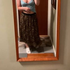 Kjol - Söt lång kjol från nakd. Väldigt fint skick. Skönt med risåbandet i midjan. Skriv privat för fler bilder/frågor! Köparen står för frakten<3