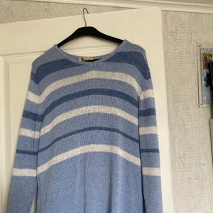 Stickad vintage ljusblå💗  - Ljusblå stickatd vintage. Skulle gissa på att den har ett par år i nacken (köpte själv begangnat) strl L💗 frakt 56kr