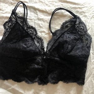 BH i spets • strl M - BH i spets utan byglar. Storlek M. Aldrig använd. 