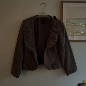 OXMO kavaj grå  - En kavaj grå med fina detaljer 