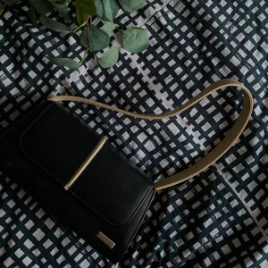 Väska - Säljer min, inprincip oanvända DKNY Väska, då den inte kommer till användning. Super bra skick 🌟🌟