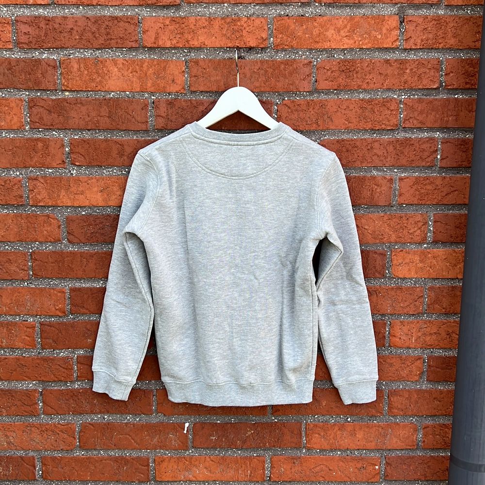 Oanvänd grå sweatshirt från Lyle & Scott. Stilren, Tidlös. Nypris 600kr. . Tröjor & Koftor.