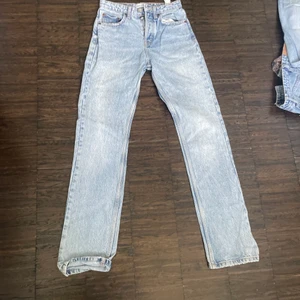 Straight jeans  - Jätte fina straight jeans från zara, dom är knappt använda alltså inga täcken på att dom är använda💕 Kom privat för bilder på och köparen står för frakt