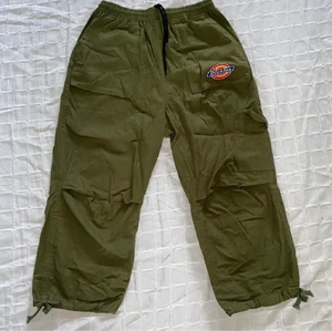 Dickies cargobyxor - Dickies byxor som är köpta på Plick. Storlek L men passar på någon lite kortare person.  Tryck inte på köp nu!