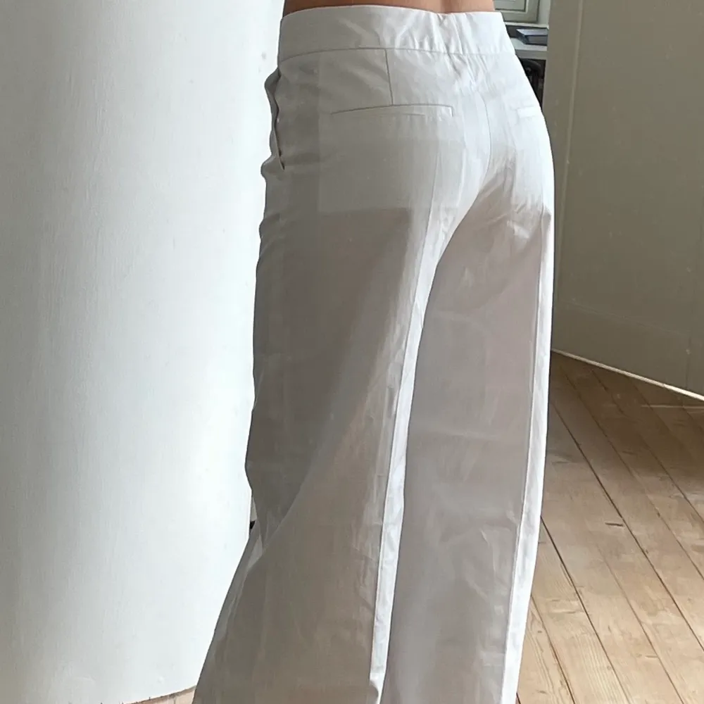 Vita kostymbyxor från Filippa K i strl XXS, säljer pga av att jag aldrig använt de. OBS strl M på bilden som jag också säljer (se annons i profilen). Köparen står för frakten o betalning sker via Swish!. Jeans & Byxor.
