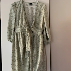 Klänning  - Fin sommarklänning som endast är använd en gång. Ljust ljust grön med svarta små prickar.  Från Vero Moda, storlek S.  Möts upp eller står du som köpare för frakten   