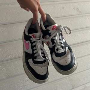 Nike airforce - Mina gamla favorit skor. Bra använda, men säljer billigt om någon är intresserad. Nypris runt 1000❤️