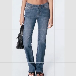 Jeans - Säljer dessa helt nya supersnygga lågmidjade jeans. De är endast provade. Säljer då jag har ett par andra liknande. Har så snygg och bra passform. Jeansen är i storlek xs men passar även S. Köp direkt för 450kr❤️ kom privat för fler frågor! 