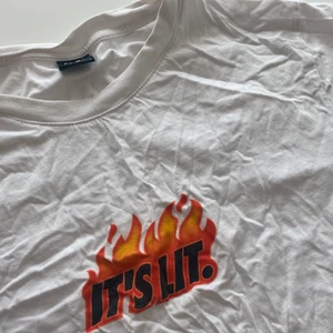 Overzised t-shirt  - Sjukt ball overzised t-shirt från new yorker med tryck, använd fåtal gånger men fortfarande i bra skick💕