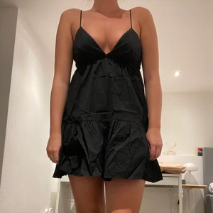 Zara Klänning - Superfin svart klänning från Zara. Var väldigt populär förra året då den sålde slut