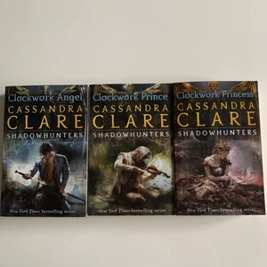 Bok serie på engelska  - The infernal devices serien som är en del i shadowhunter världen. Jag har endast läst första boken så de två sista är som nya. 