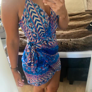 Zara mönstrad klänning  - Köpte denna helt underbara mönstrade klänning i medium och var för snabb med att riva lappen men insåg att jag behövde en storlek större pga stora höfter. Superskön! Nypris 399. Hoppas nån hittar lyckan i denna som jag (beställde en ny)