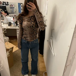 Tröja - Skön tröja med ormmönster. Använd, men inget som märks. Hyfsat elastisk. 