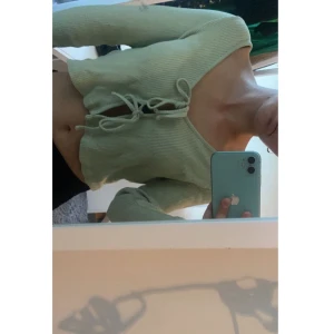 Grön Tröja/Kofta - Snygg tröja i bra skick, som kan användas som tröja och kofta 