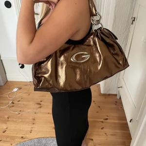 Väska - Jättefin guldbrun-färgad vintage väska!! Får plats med mycket i!💕💕 