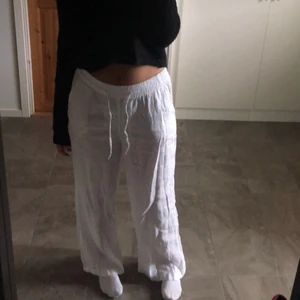 Linnebyxor  - Skitsnygga vita linnebyxor från Ginatricot i storlek 38❤️❤️ säljer för 180kr