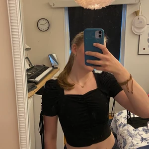 Tröja med scruch  - Säljer denna svarta tröja med scruch då den inte kommer till användning längre.💓 Den är i bra skick och har inga fläckar eller defekter☺️ 