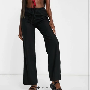 Linnebyxor  - Säljer dessa cola slutsålda svarta linnebyxor från pull&bear😍 tyvärr var de för små för mig! Helt nya med lapp kvar💗