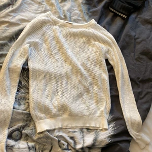 Stickad tröja  - Stickad tröja med insydda stjärnor, storlek M men passar även S/XS