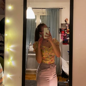 Lila jeans ifrån lager 157 - Säljer ett par lila jeans ifrån lager 157 som tyvärr inte kommer till användning. Köpta för 300 kr och säljer för 100 kr. Jeansen är i bra skick och är i storlek s💓