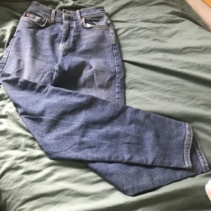 Jeans - PerfectJeans i fint skick från Ginatricot. Stl. 34