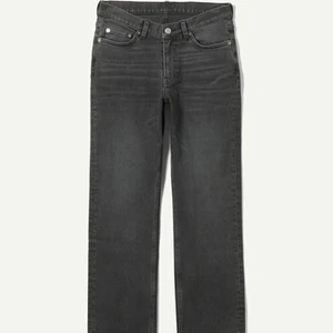 lågmidjade weekday jeans - Säljer dessa populära lågmidjade jeans från weekday i modellen twig. färgen är i washed black i storlek 25/30. Dom är knappt använda då dom va försmå för mig. skriv priv för fler bilder. nypris: 500kr säljer för:350kr Köparen står för frakt. 