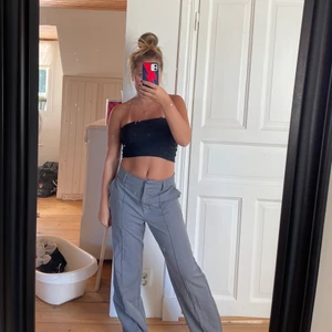 Gråa kostymbyxor NA-KD  - Säljer dessa gråa kostymbyxor med slits från nakd! ❣️