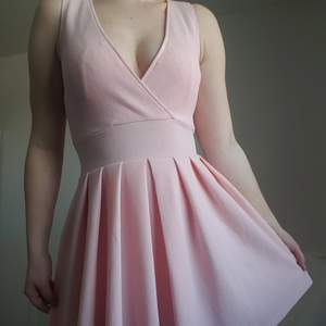 Underbar rosa klänning från AX Paris. Plisserad kjol med vackert fall, v ringad nacke och öppen rygg. Stängs med dragkedja.  Köparen står för frakten. 💌